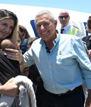 French immigrants arrive in Israel. (Credit JAFI)