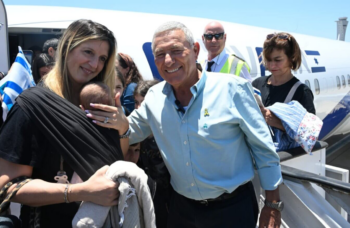 French immigrants arrive in Israel. (Credit JAFI)