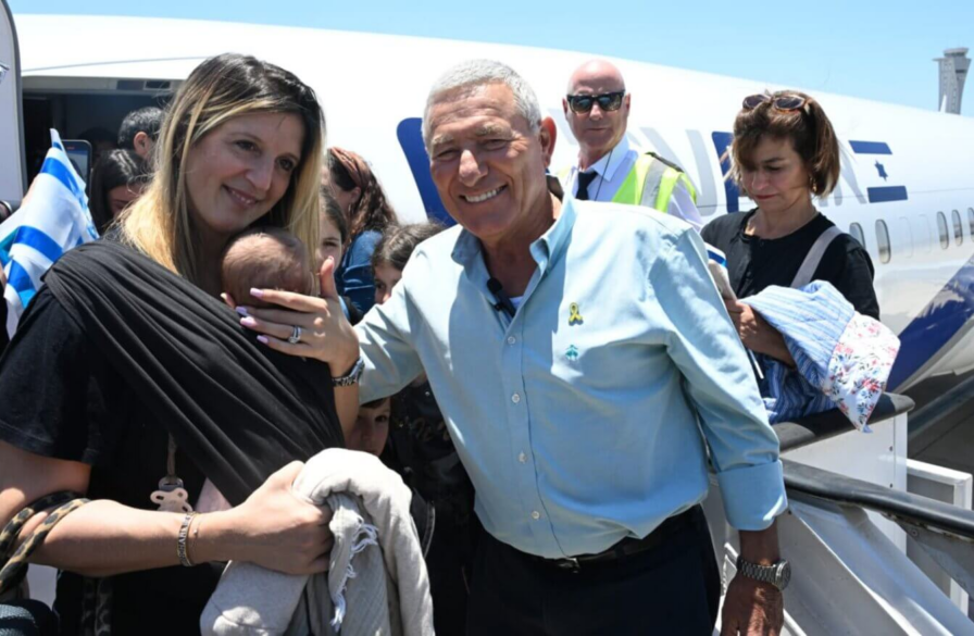 French immigrants arrive in Israel. (Credit JAFI)